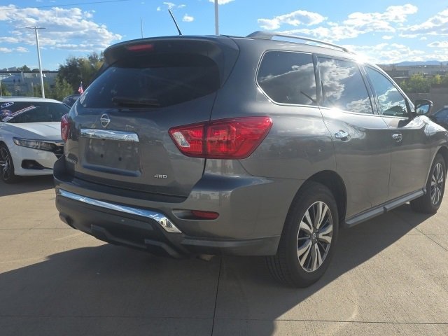 2017 Nissan Pathfinder S photo 2