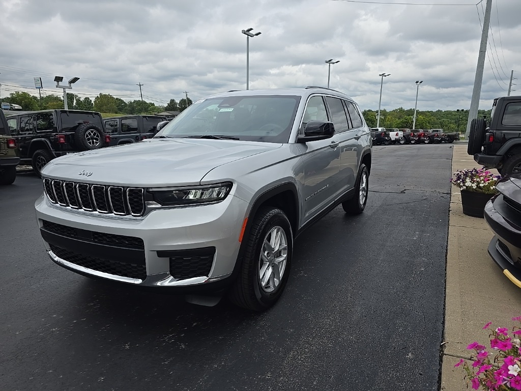 2025 Jeep Grand Cherokee Laredo X photo 2