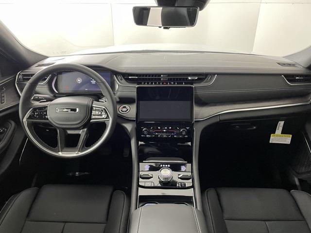 2025 Jeep Grand Cherokee Overland photo 3