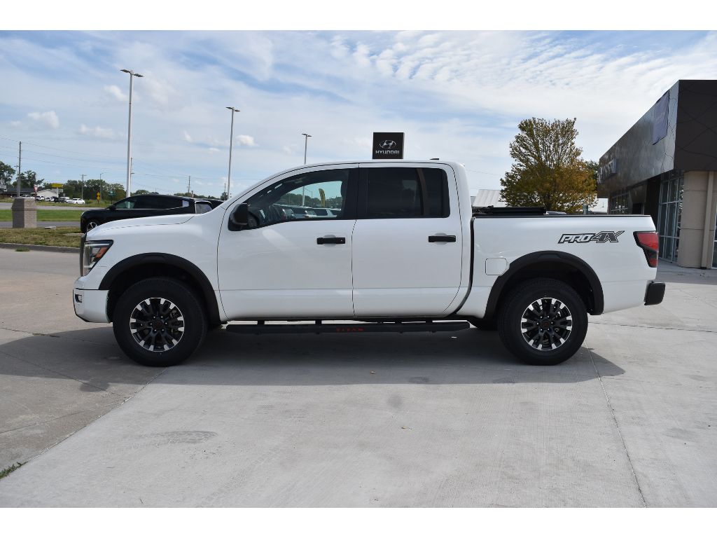 2024 Nissan Titan PRO-4X photo 3