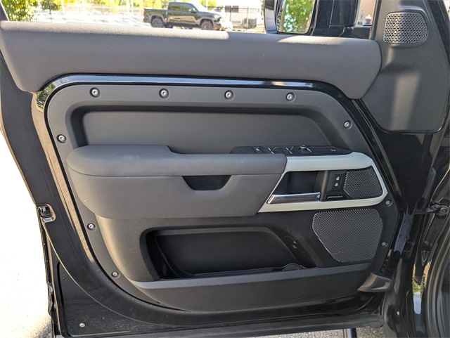 2023 Land Rover Defender 110 S photo 25