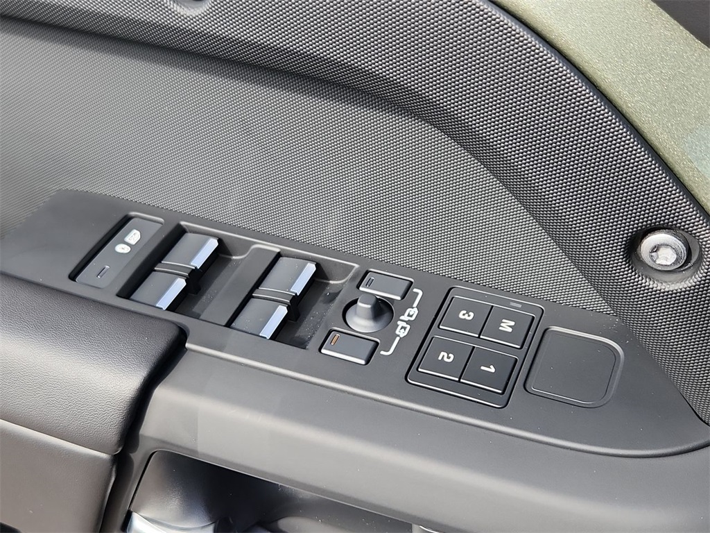 2025 Land Rover Defender 110 S photo 17