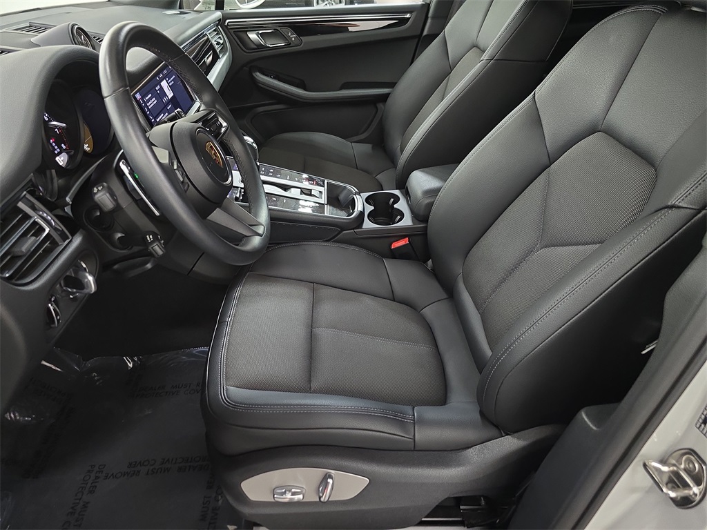 2025 Porsche Macan T photo 5