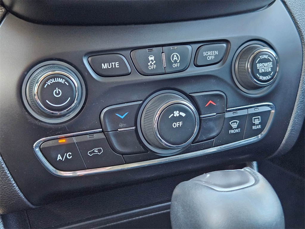 2019 Jeep Cherokee Latitude photo 19
