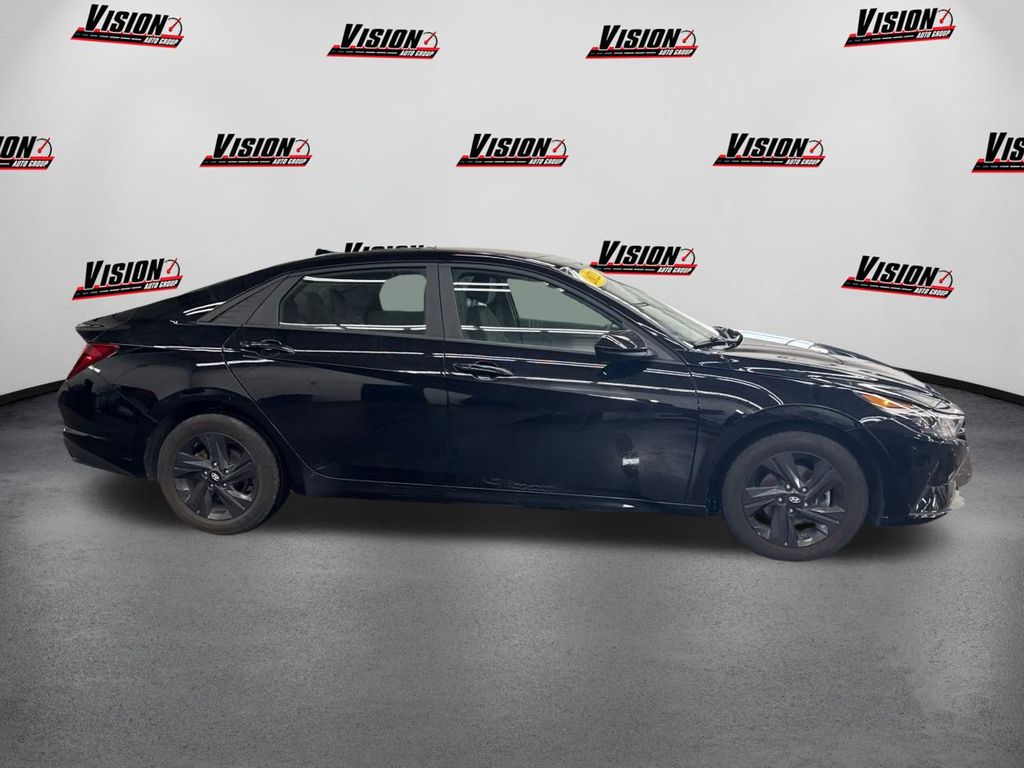 2022 Hyundai Elantra SEL photo 4