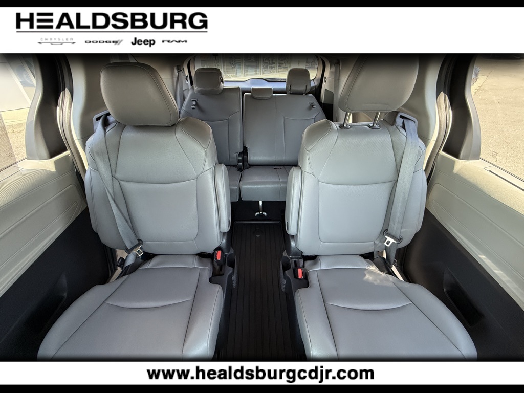 2023 Toyota Sienna XLE photo 11
