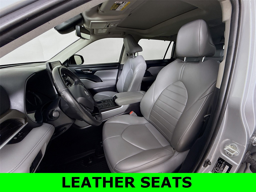 2021 Toyota Highlander XLE photo 2