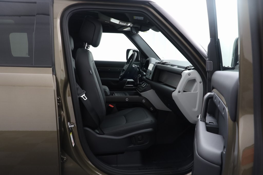2024 Land Rover Defender 110 SE photo 17