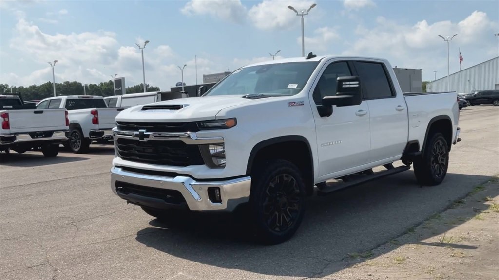 2025 Chevrolet Silverado LT photo 4