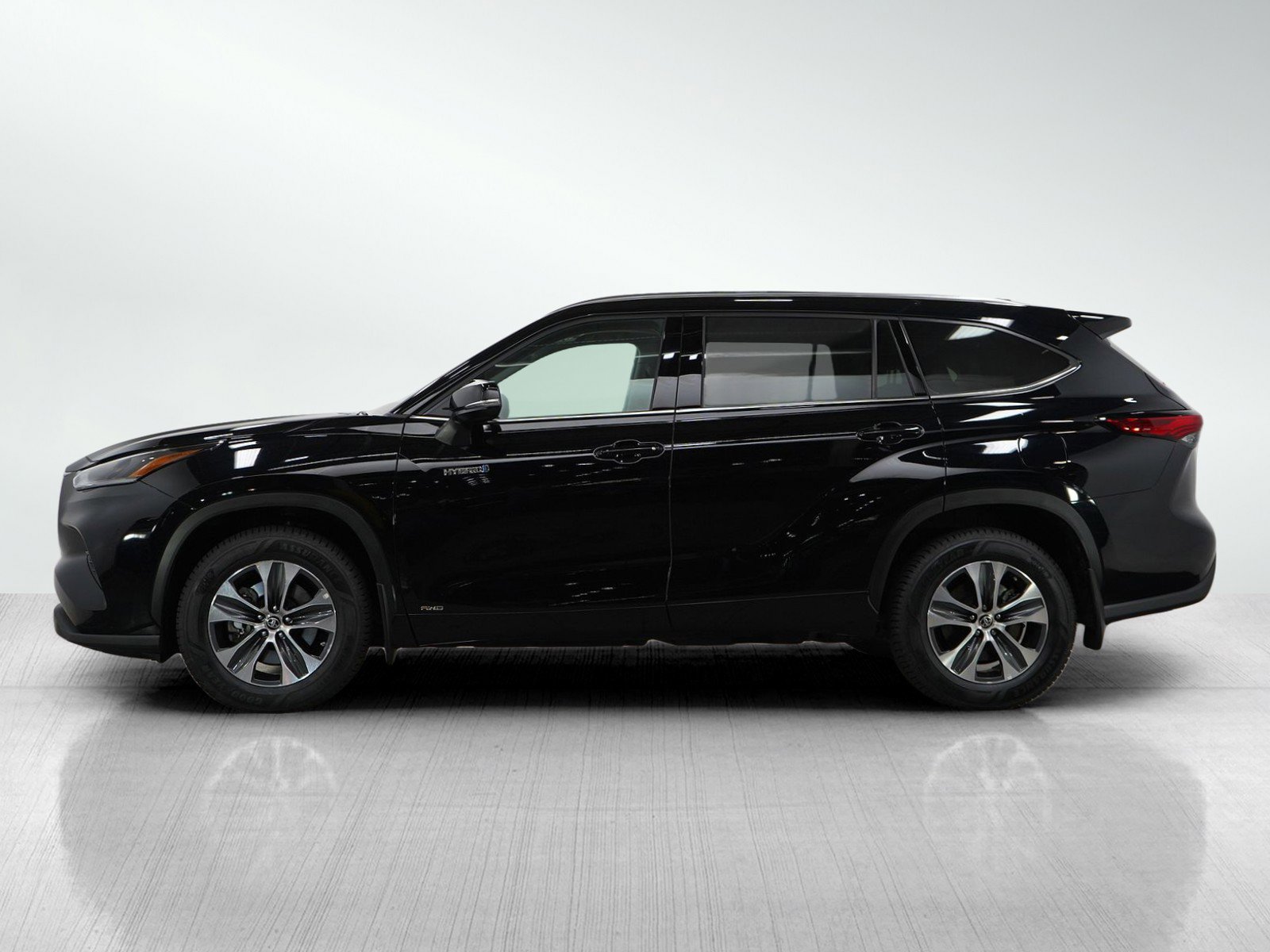 Used 2021 Toyota Highlander XLE with VIN 5TDGBRCH3MS535180 for sale in South Saint Paul, Minnesota