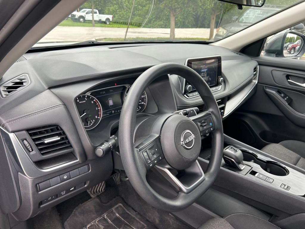 2024 Nissan Rogue SV photo 17
