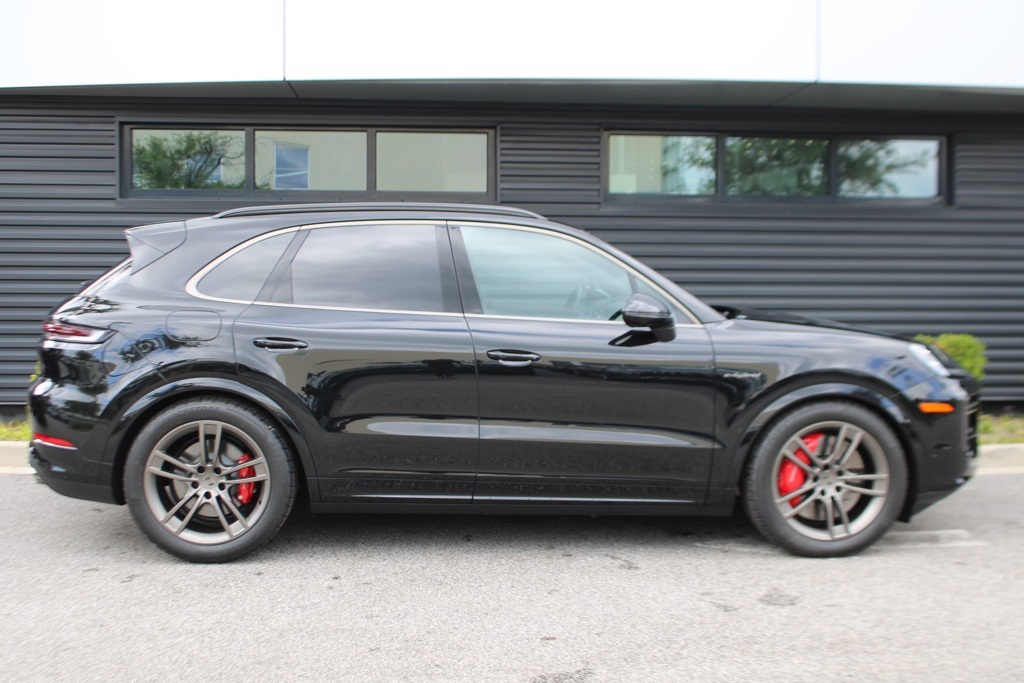 2025 Porsche Cayenne Turbo E-Hybrid photo 8