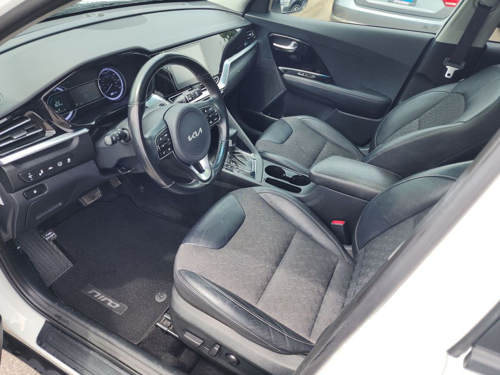 Used 2022 Kia Niro LXS SE with VIN KNDCB3LC9N5516074 for sale in Kansas City