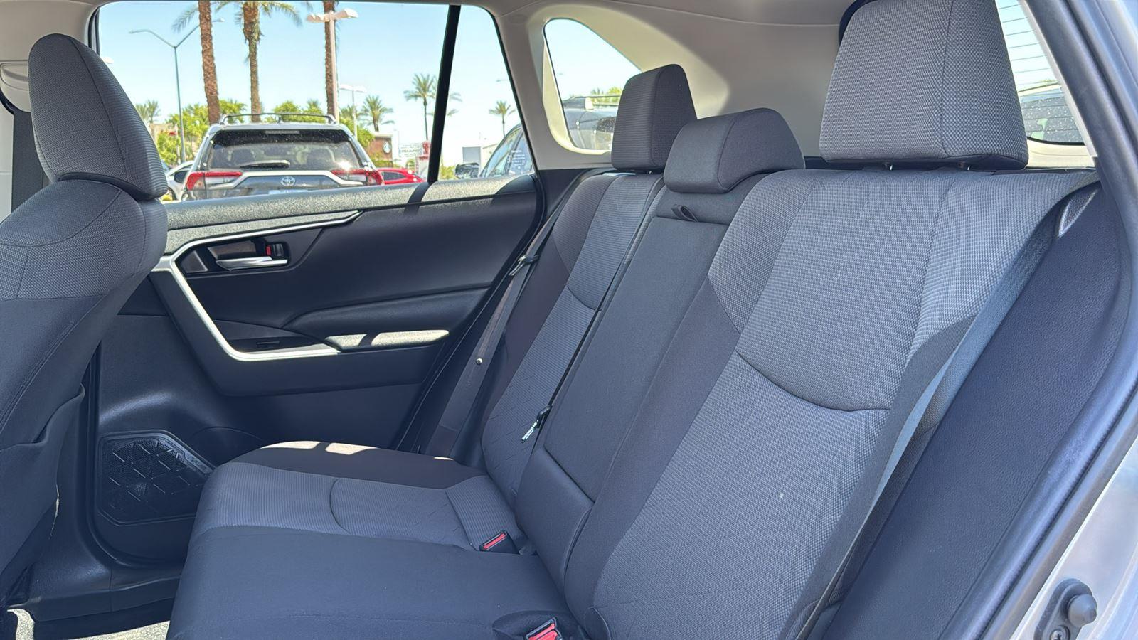 2021 Toyota RAV4 Hybrid XLE photo 26