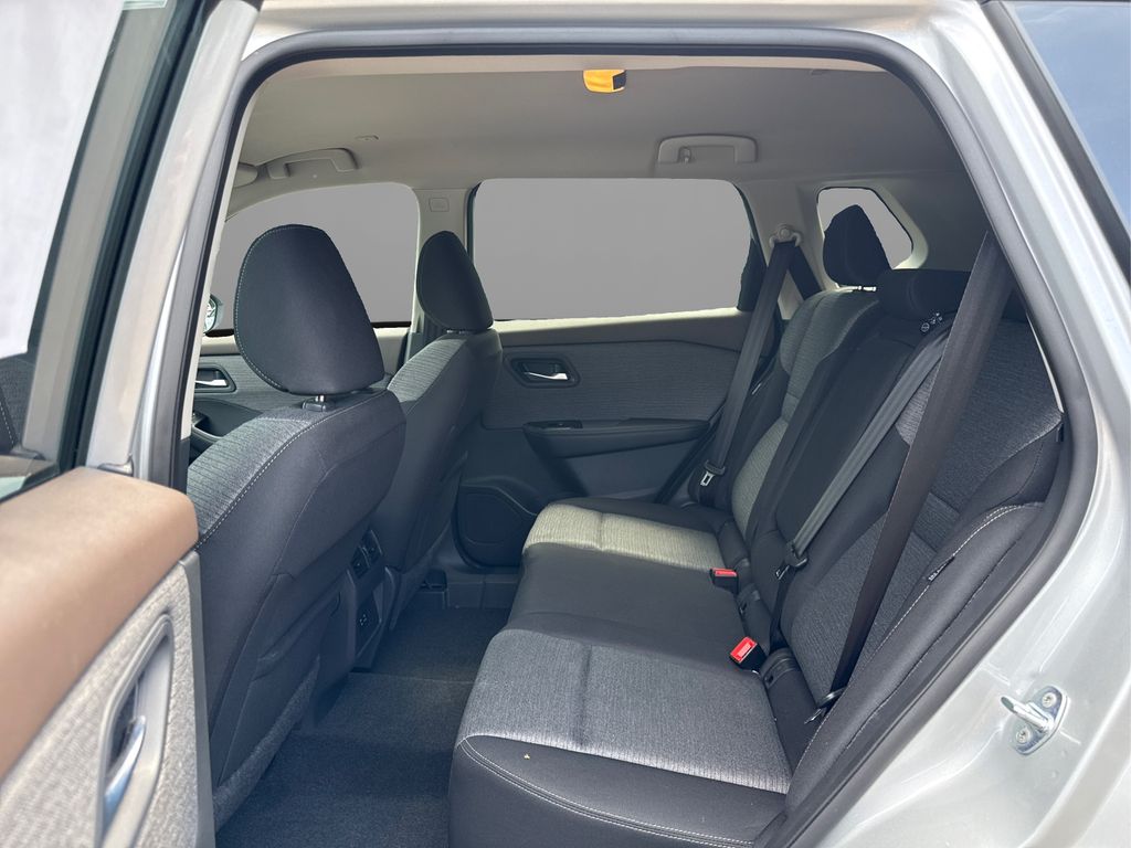 2022 Nissan Rogue SV photo 10