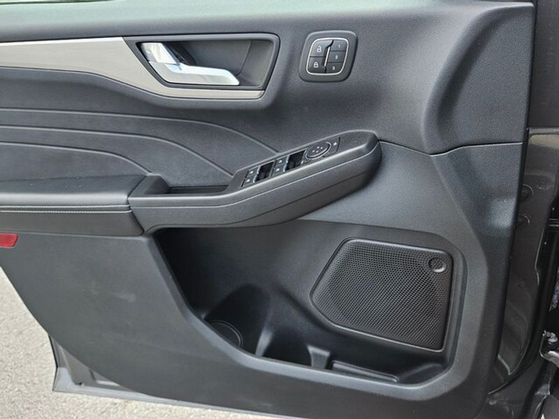 2022 Ford Escape Titanium Hybrid photo 29