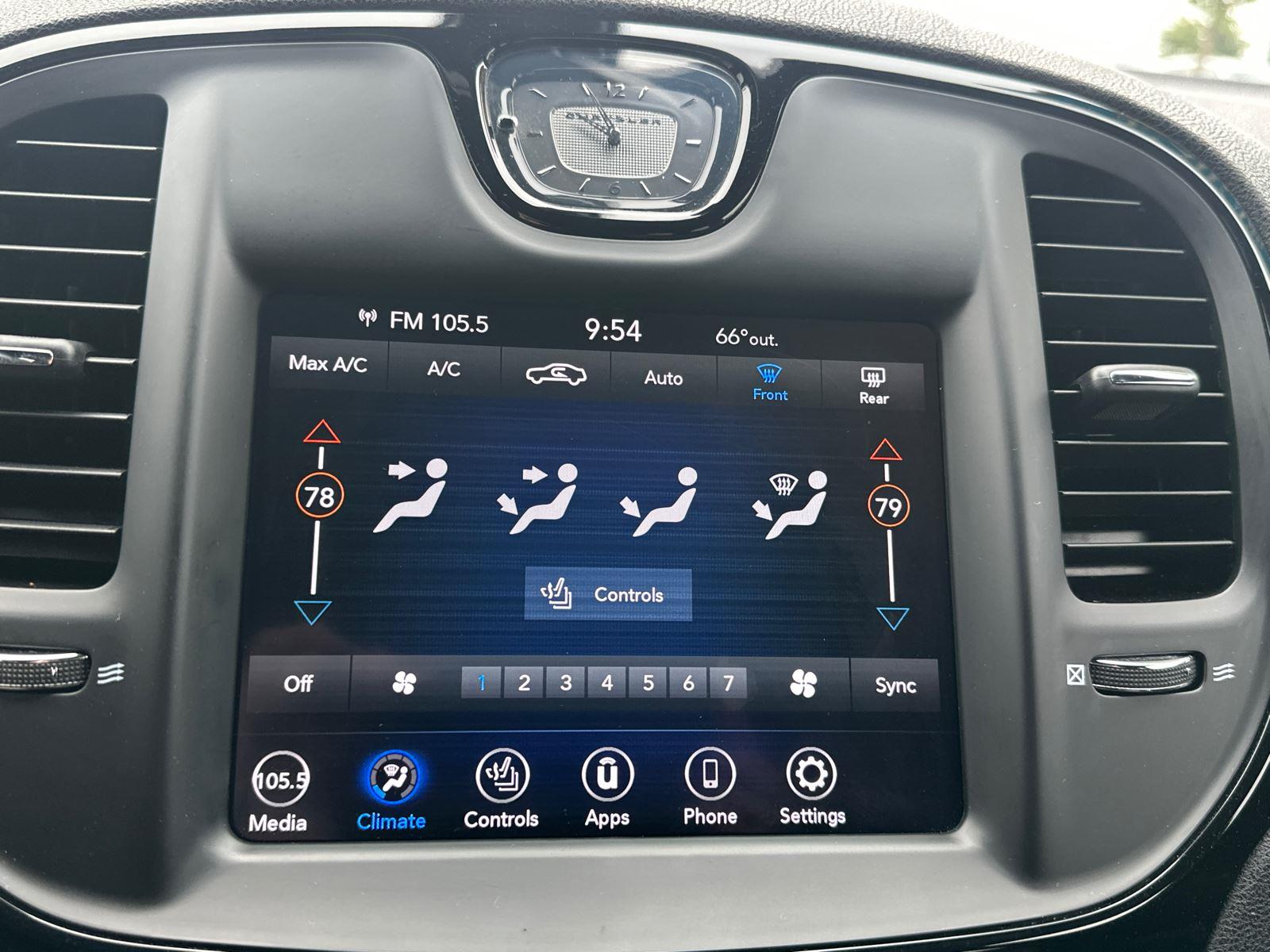 2020 Chrysler 300 photo 14