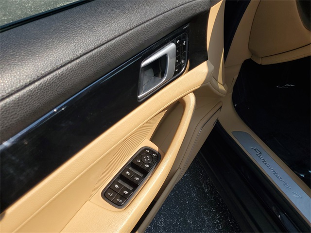 2018 Porsche Panamera 4 photo 9