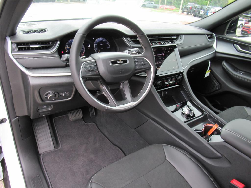 2025 Jeep Grand Cherokee Altitude photo 13