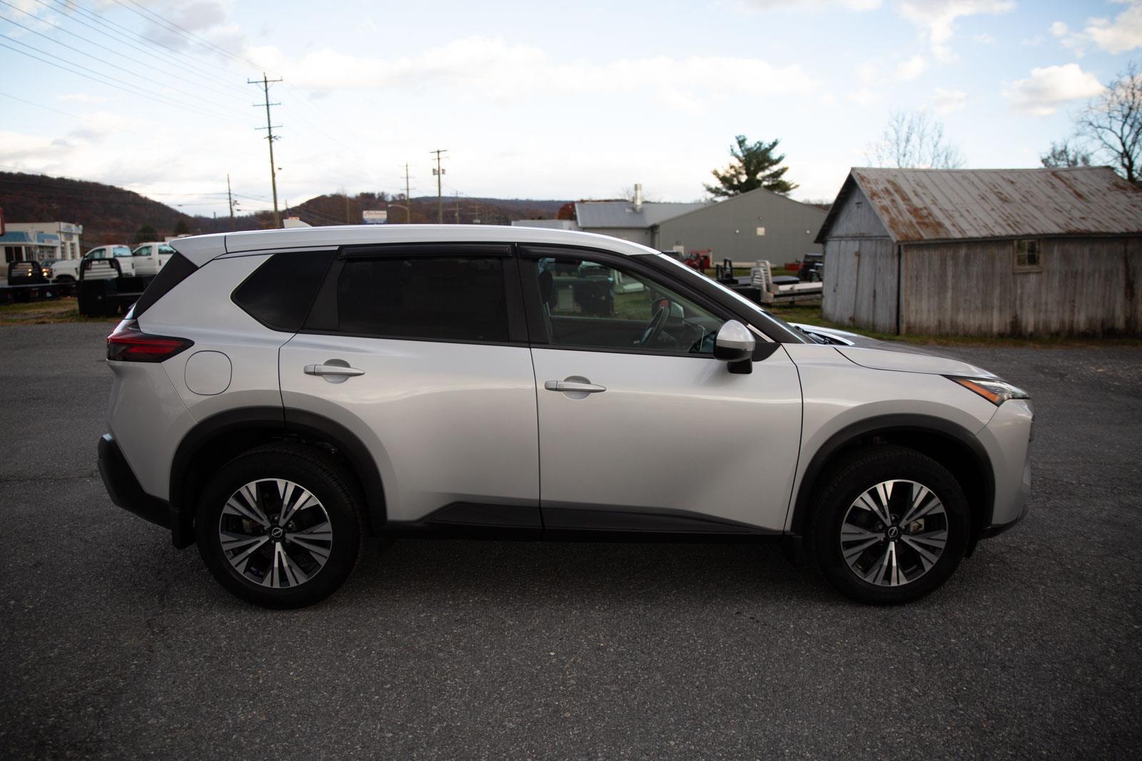 2022 Nissan Rogue SV photo 2