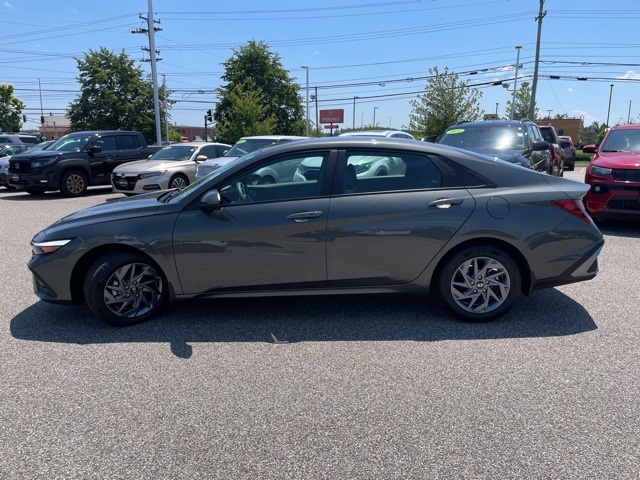 2024 Hyundai Elantra SEL photo 3