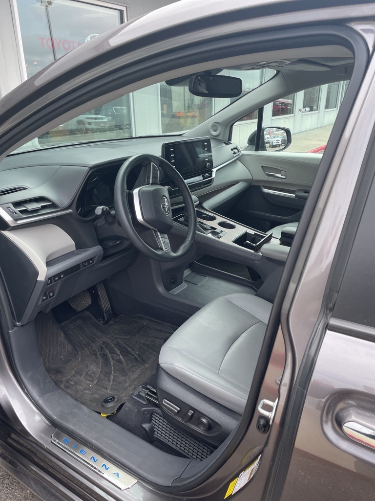 2024 Toyota Sienna XLE photo 3