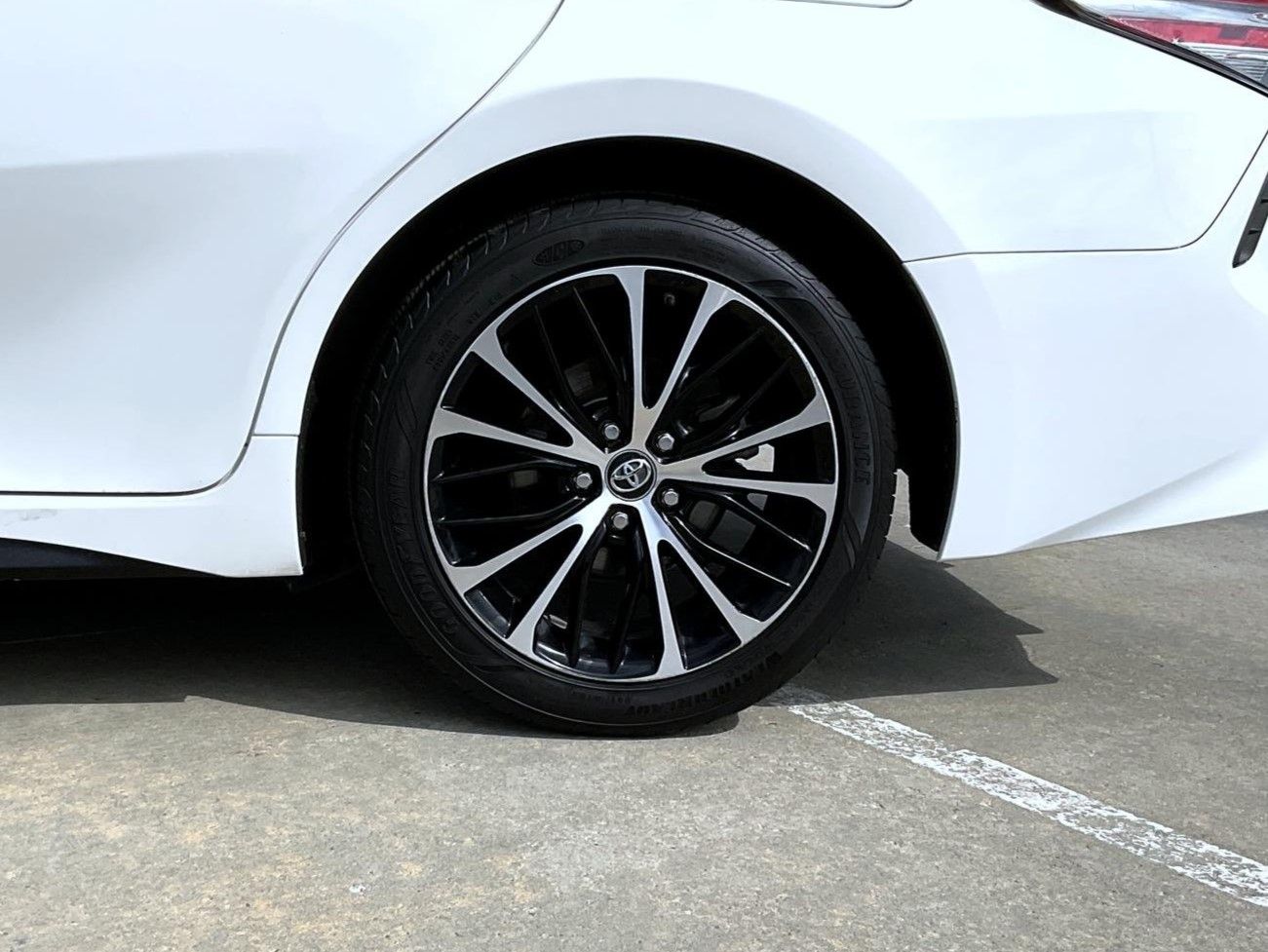 2018 Toyota Camry SE photo 22