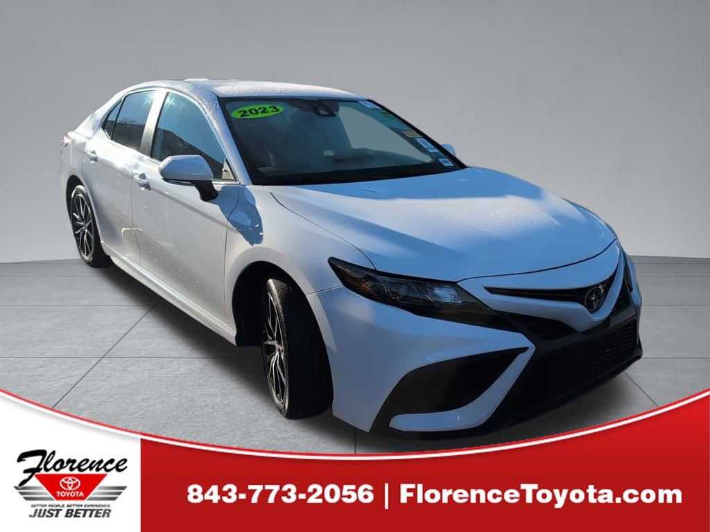 2023 Toyota Camry SE's photo