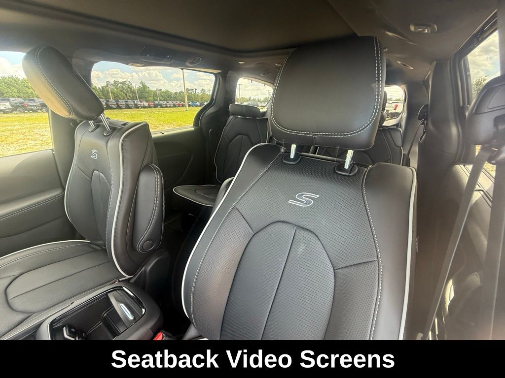 2026 Chrysler Pacifica Limited photo 18