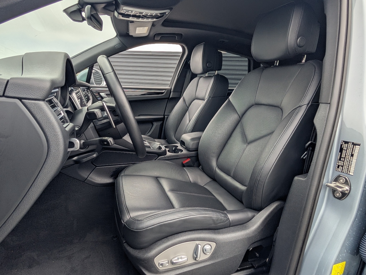 2023 Porsche Macan T photo 5