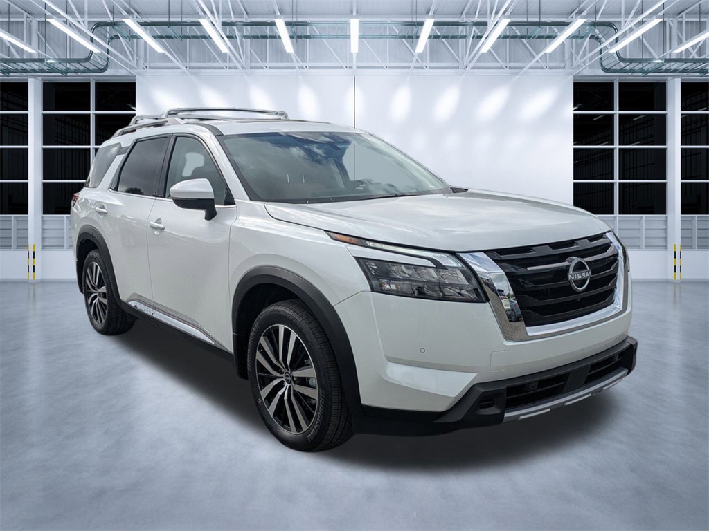 2025 Nissan Pathfinder Platinum's photo