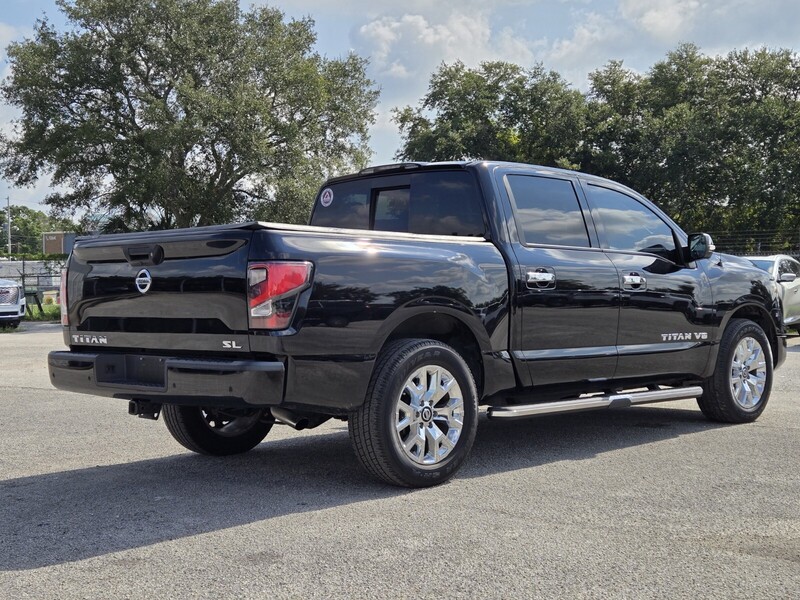 2020 Nissan Titan SL Crew Cab photo 2