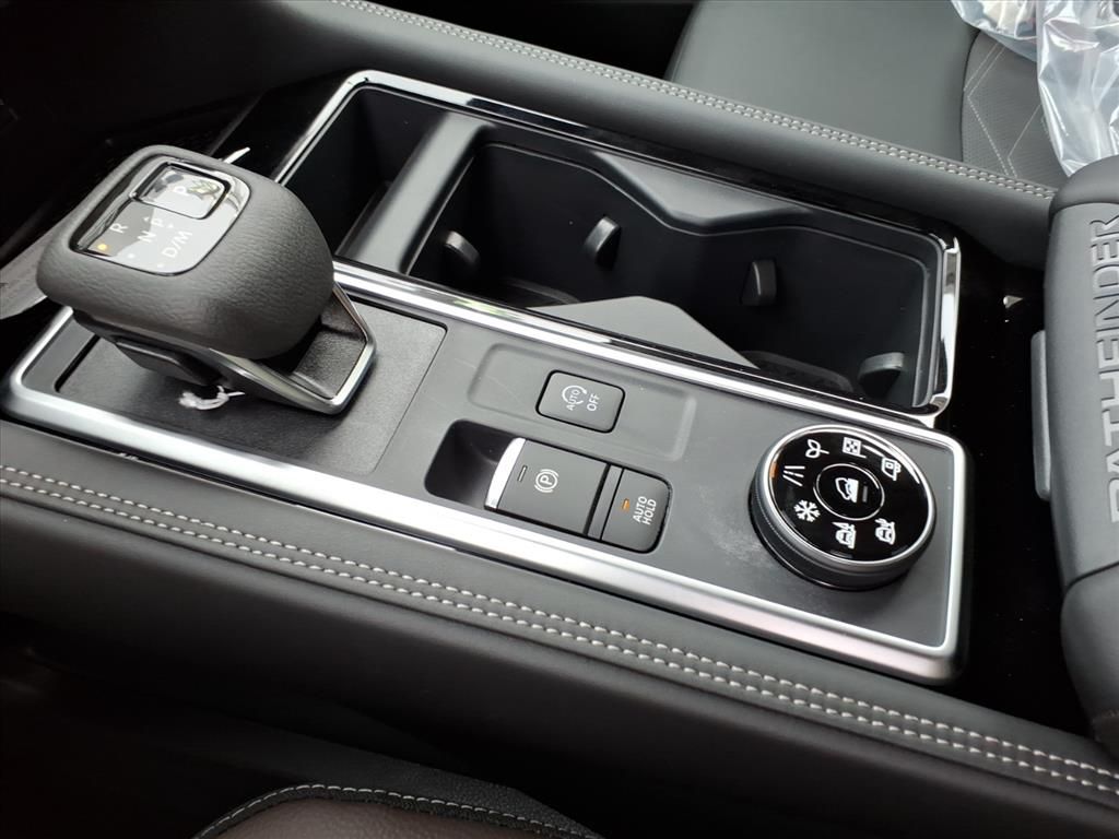 2025 Nissan Pathfinder Platinum photo 18
