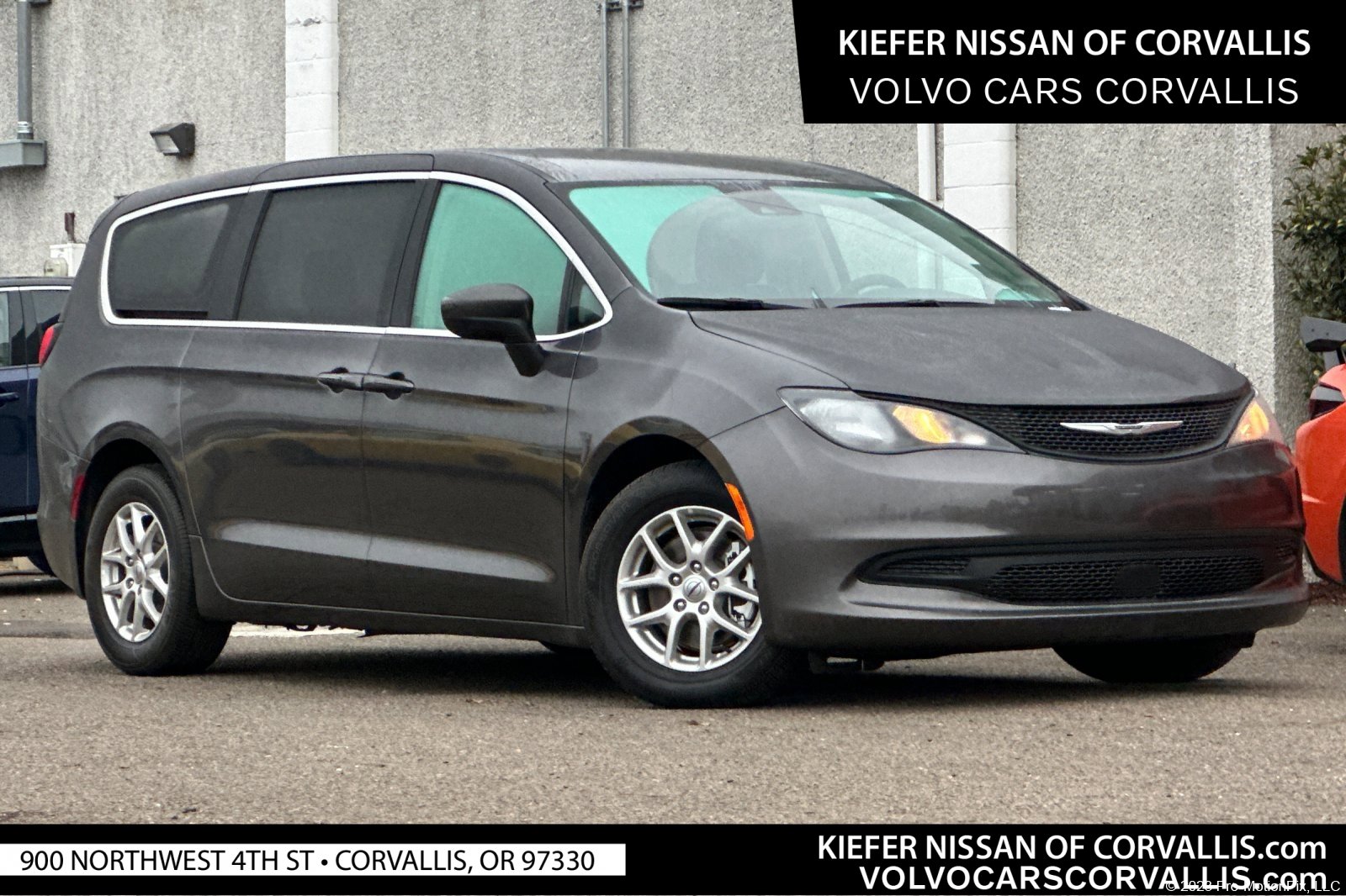 Pre-Owned 2023 Chrysler Voyager LX's photo