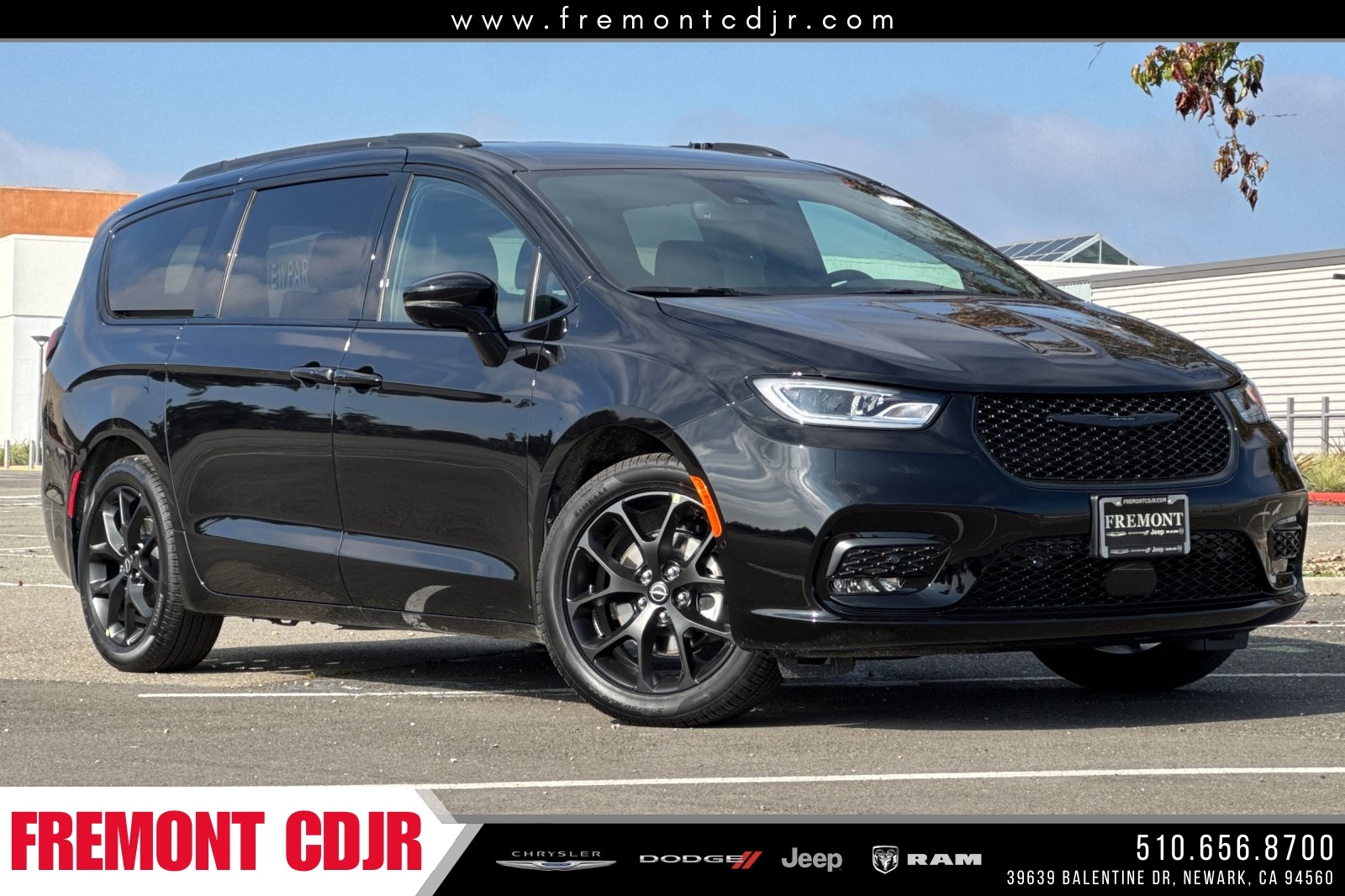 2026 Chrysler Pacifica Select's photo