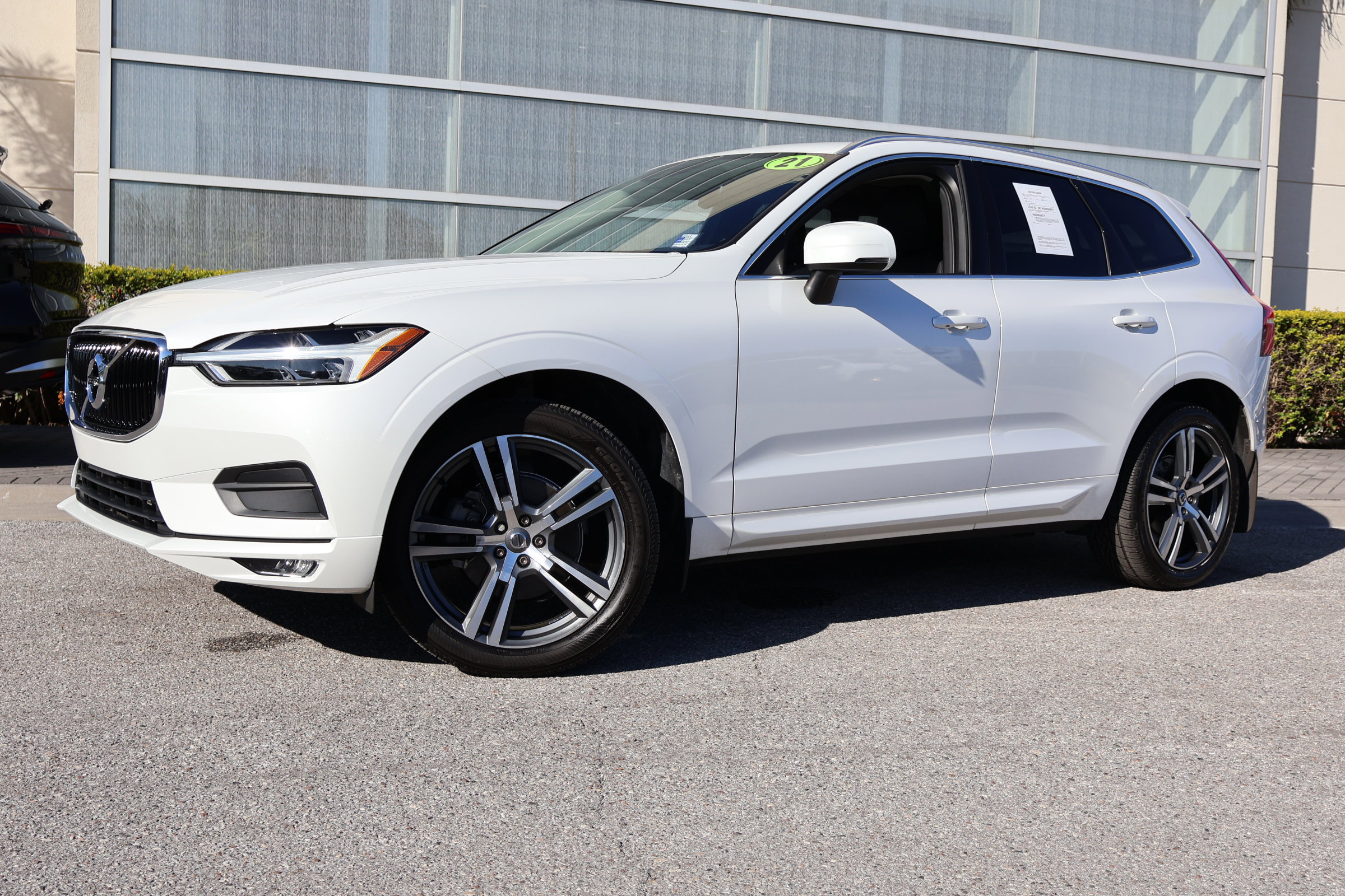 2021 Volvo XC60 Momentum's photo