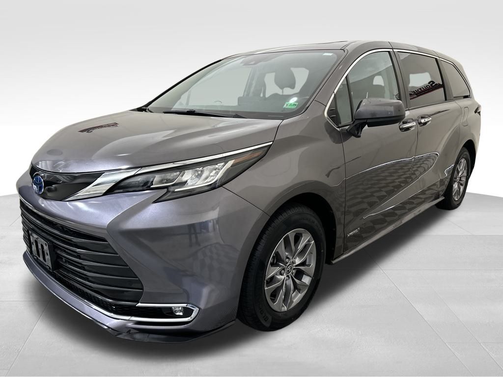 2021 Toyota Sienna XLE photo 21
