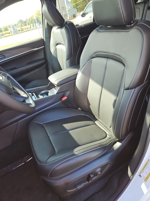 2025 Jeep Grand Cherokee Limited photo 3
