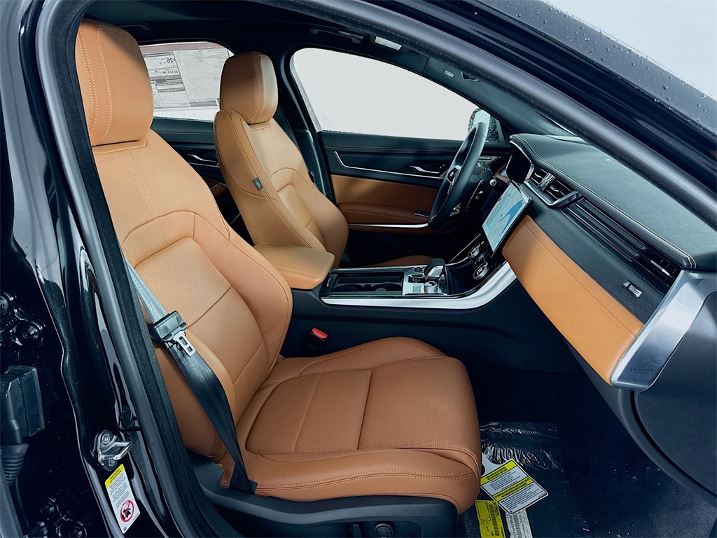 New 2024 Black Jaguar R-Dynamic SE image 31