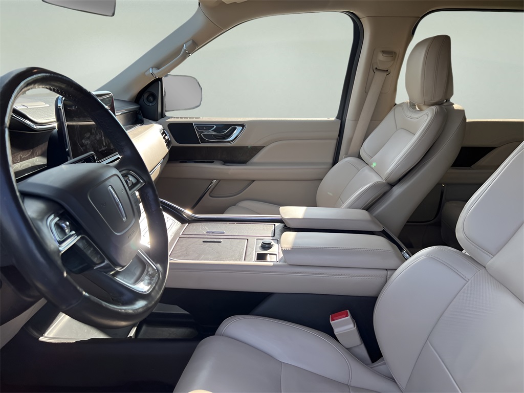 2021 Lincoln Navigator Standard photo 15
