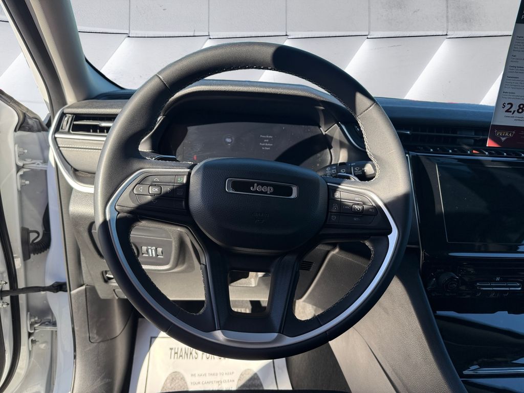 2023 Jeep Grand Cherokee Laredo photo 8