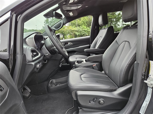2026 Chrysler Pacifica photo 4