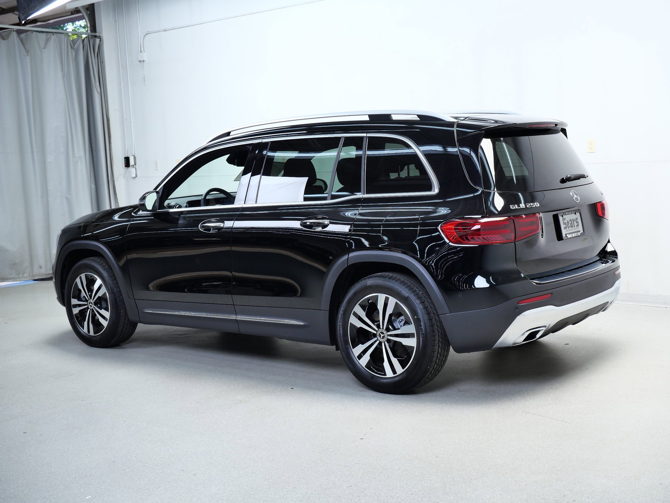 2026 Mercedes Benz GLB 250 4MATIC photo 3