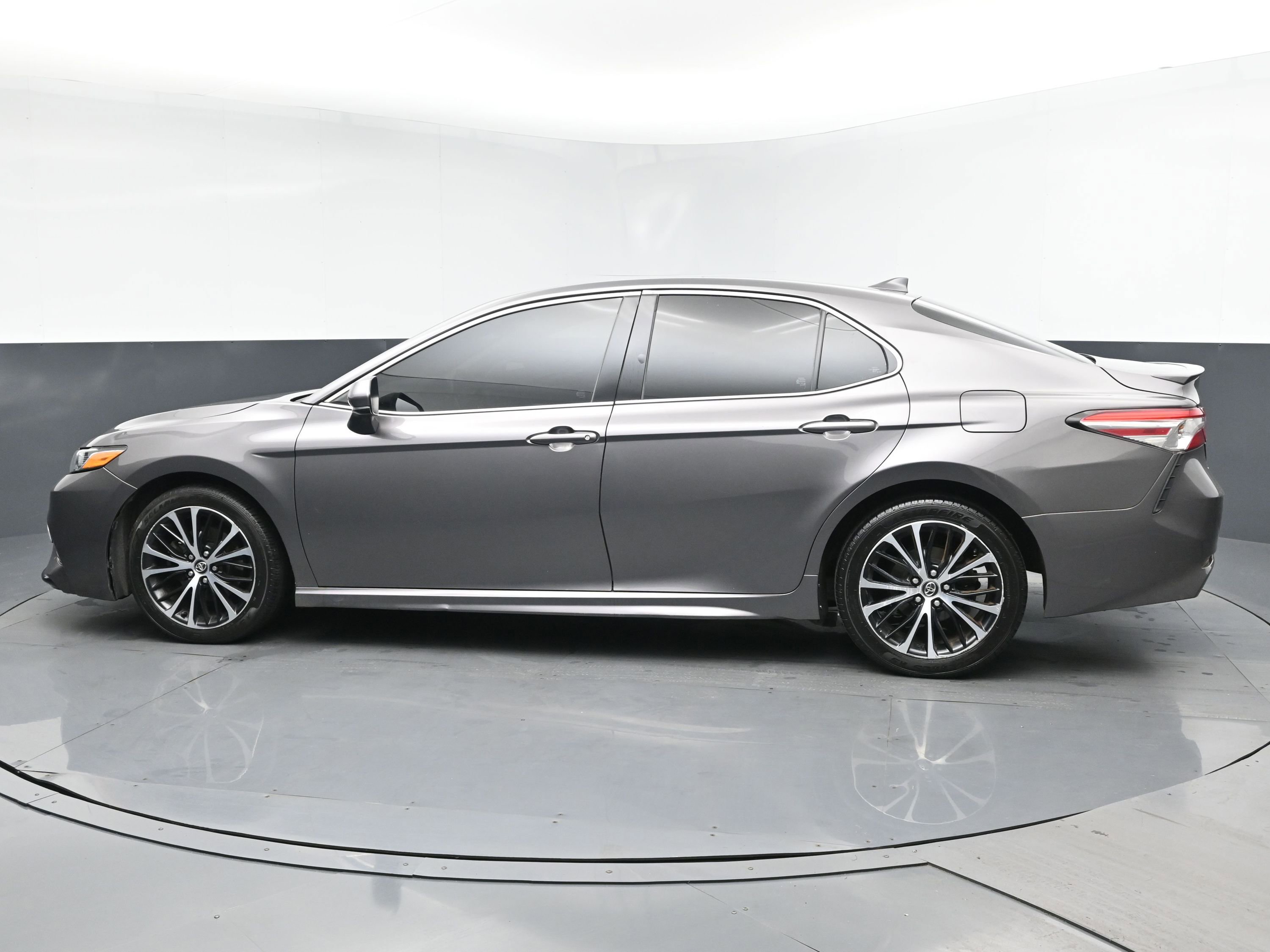 2020 Toyota Camry SE photo 4