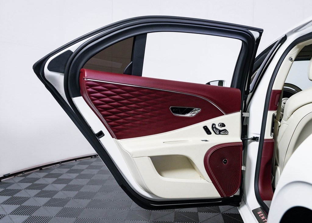 Used 2022 Glacier White Bentley V8 image 19