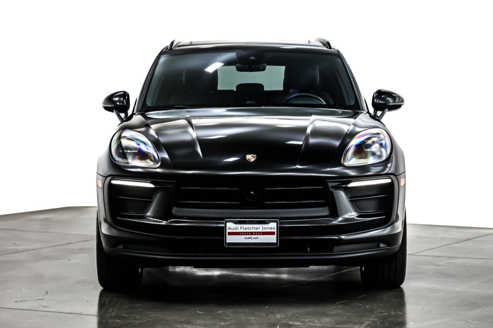 2023 Porsche Macan T photo 2