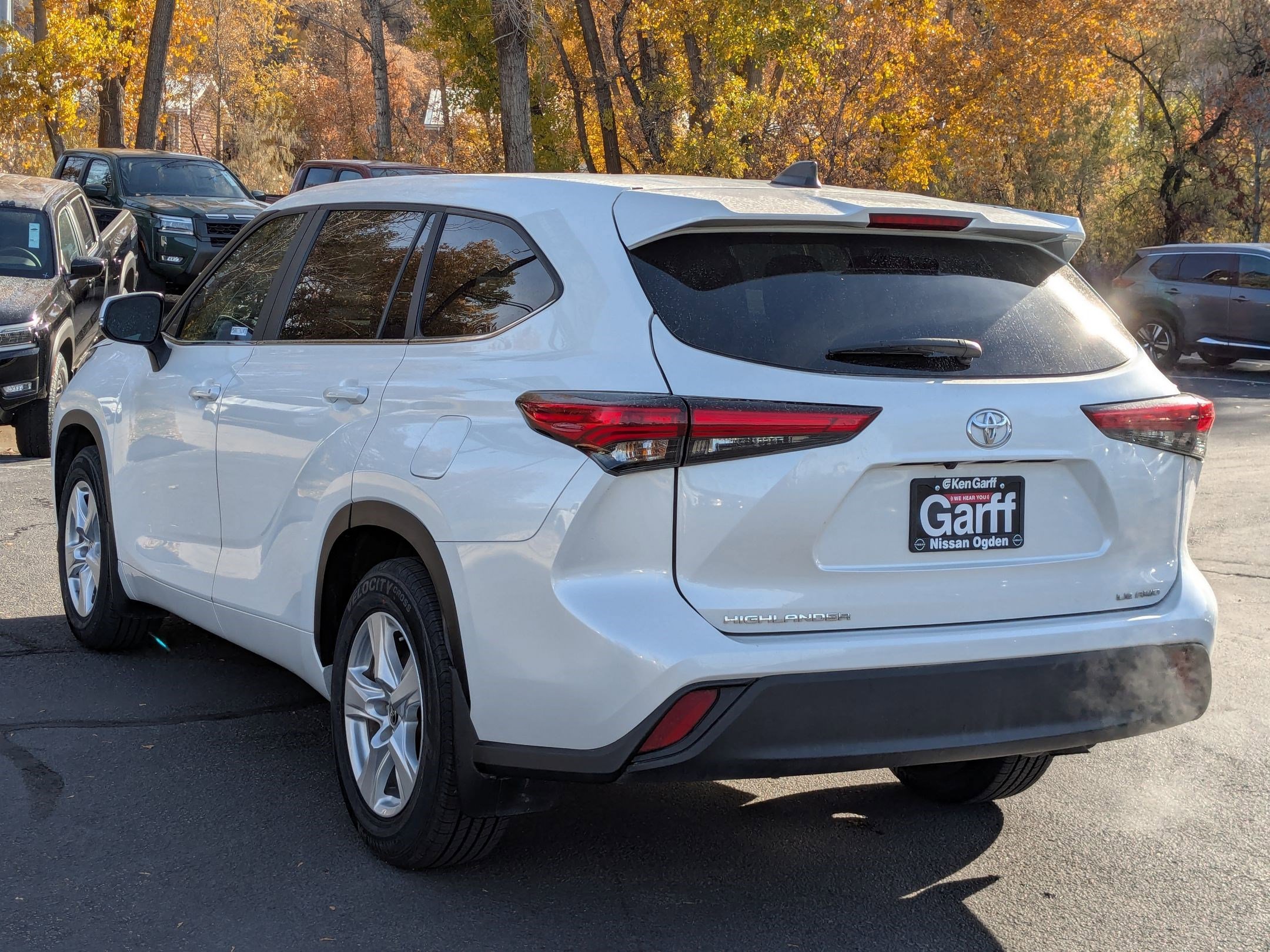 2023 Toyota Highlander LE photo 4