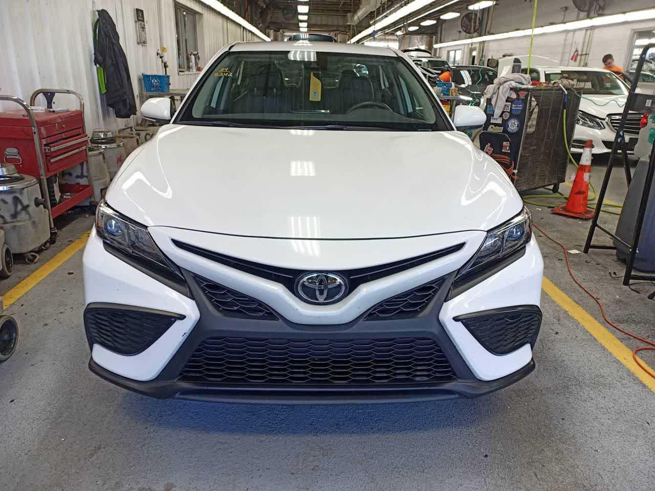 2024 Toyota Camry SE's photo