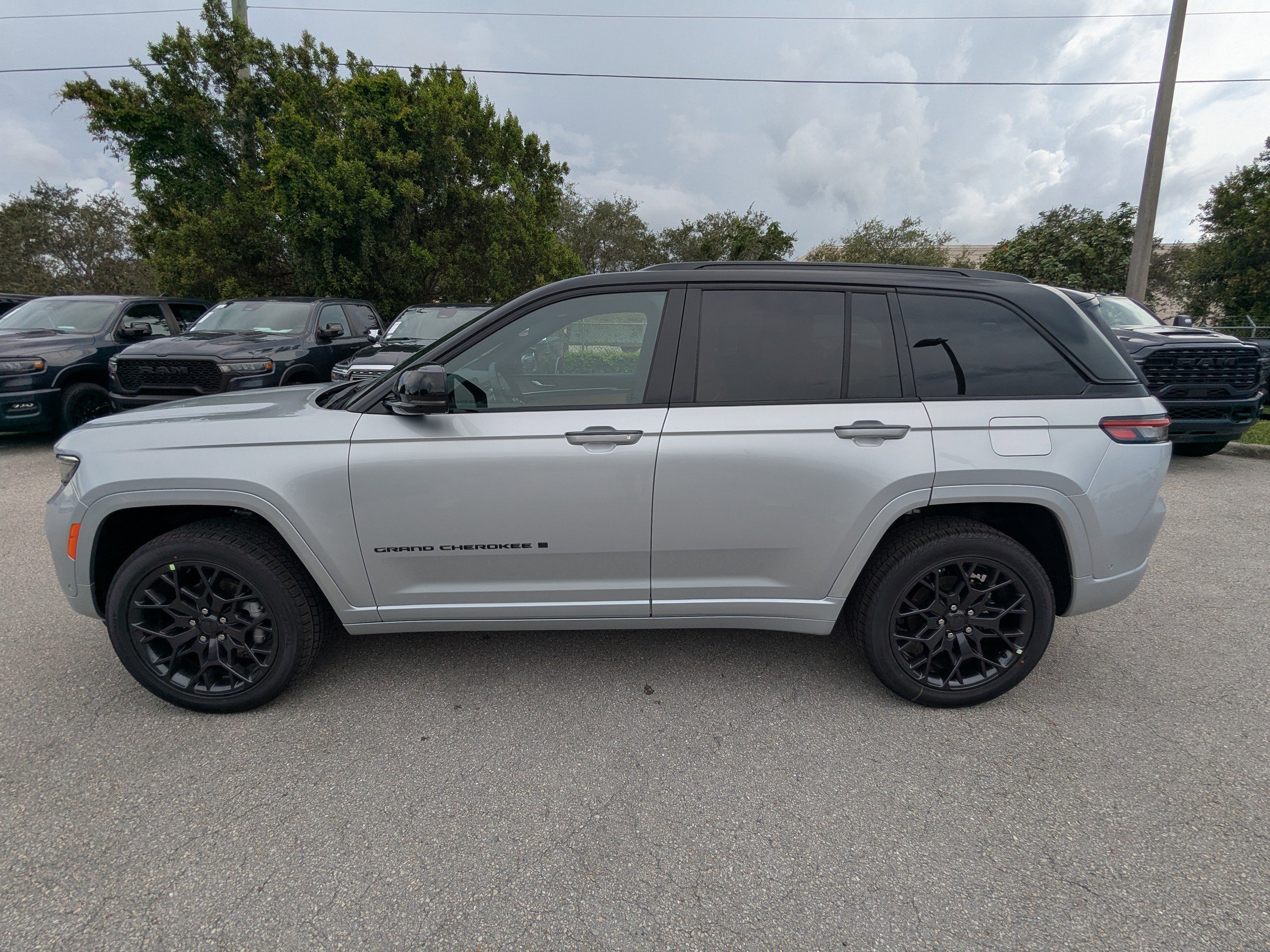 2025 Jeep Grand Cherokee Summit photo 8