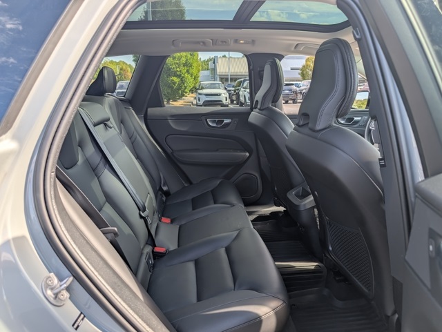 2025 Volvo XC60 B5 Core photo 28